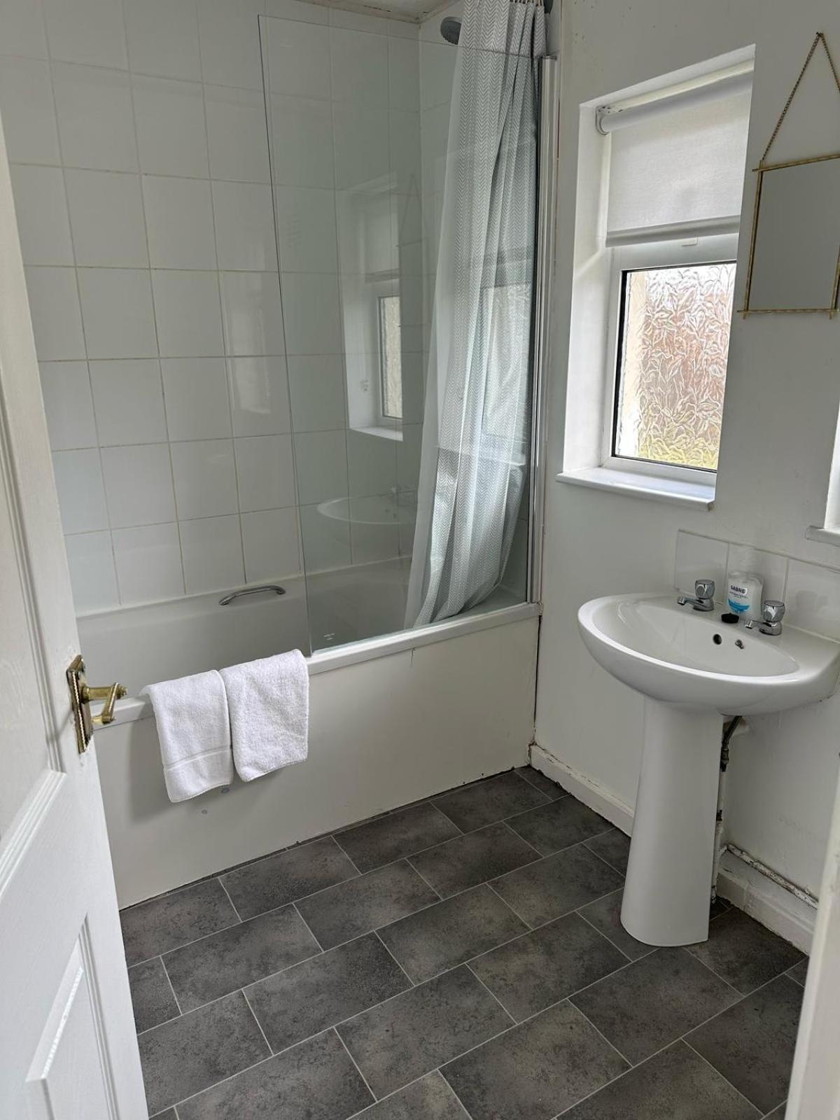 House Number 8 Sleeps Up To 6 People With Smart Tvs In Every Room Wellington  Exterior photo
