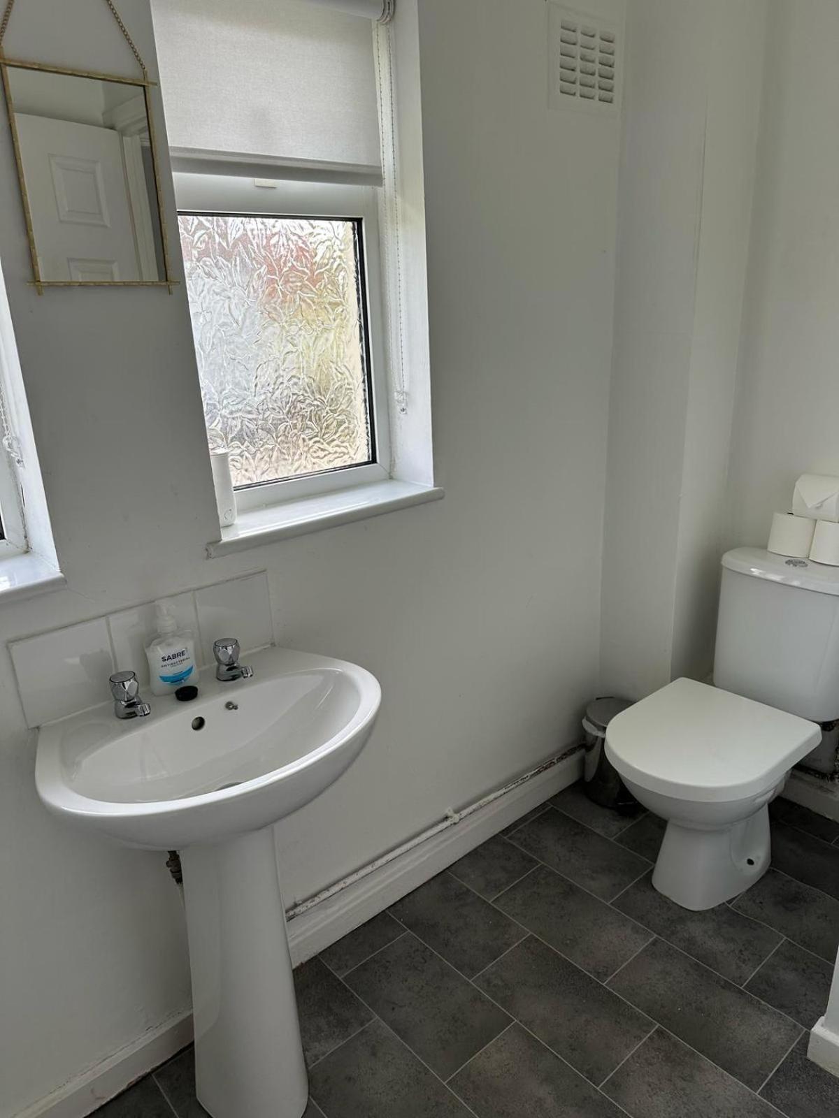 House Number 8 Sleeps Up To 6 People With Smart Tvs In Every Room Wellington  Exterior photo